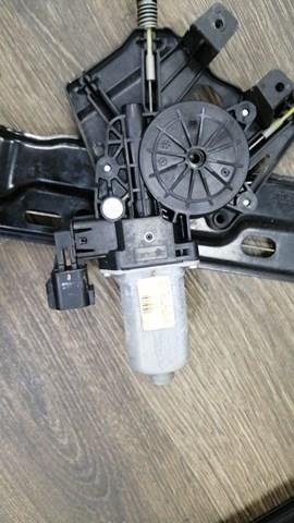 Мотор стеклоподъемника двери передней, правой LR031660 LAND ROVER
