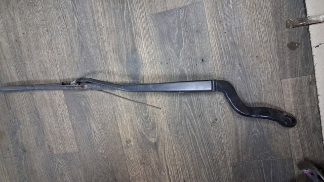 Рычаг-поводок дворника лобового стекла LR033030 LAND ROVER