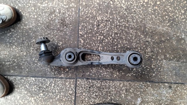 Рычаг передней подвески нижний левый LR034218 LAND ROVER