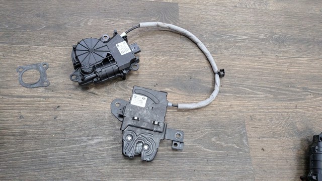 Замок и ручка двери задка LR034341 LAND ROVER