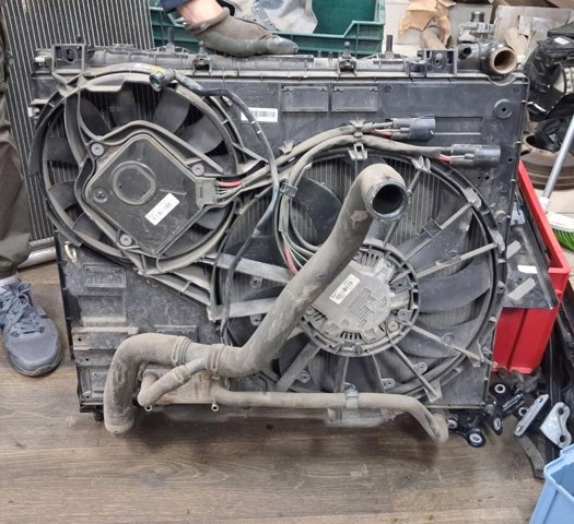 Нижний патрубок радиатора LR034652 LAND ROVER