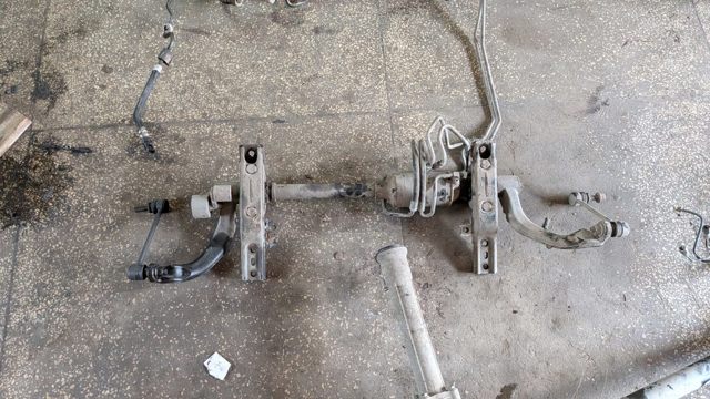 Кронштейн крепления переднего стабилизатора LR035446 LAND ROVER