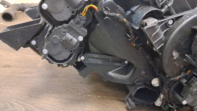 Электроподогреватель воздуха системы отопления салона LR036381 LAND ROVER