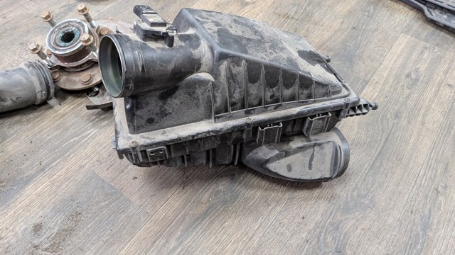 Корпус воздушного фильтра, левый LR036426 LAND ROVER