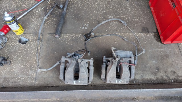 Скоба тормозного заднего суппорта LR036572 LAND ROVER