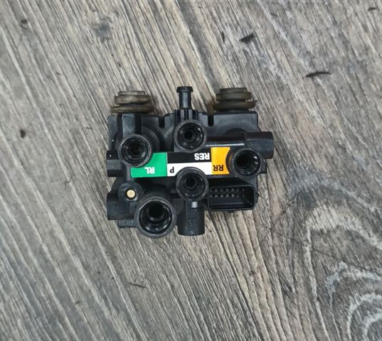 Блок клапанов регулируемой подвески, задний LR037082 LAND ROVER