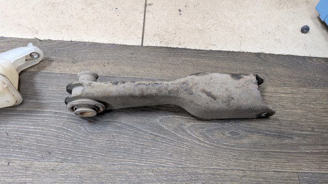 Балансир задний нижний, левый LR037700 LAND ROVER