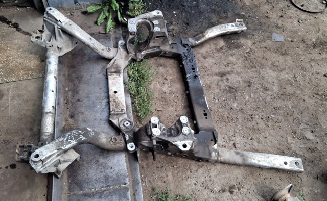 Крабобалка передней подвески LR038759 LAND ROVER