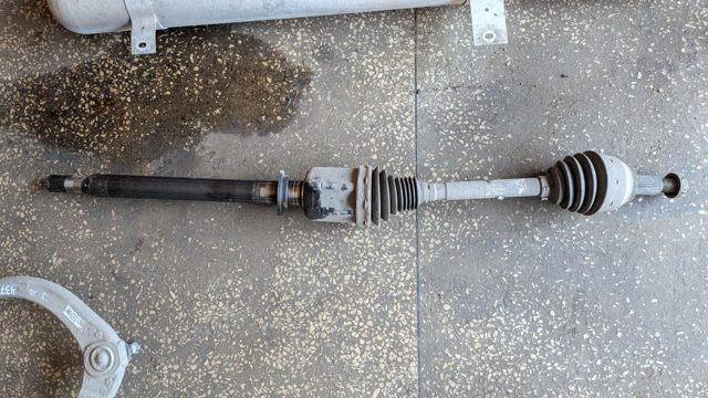 Вал приводной правый LR041968 LAND ROVER