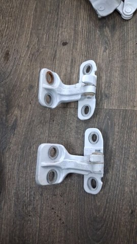 Петля водительской двери LR042353 LAND ROVER