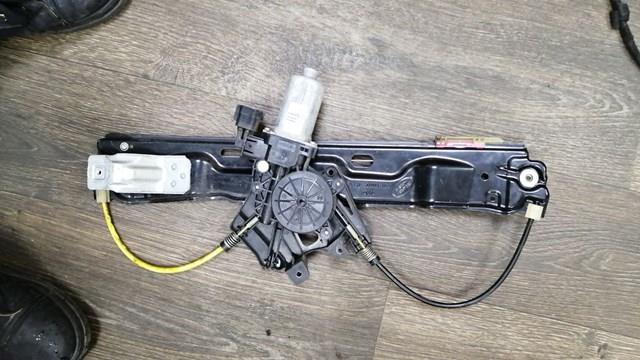 Стеклоподъемник левой задней двери LR046661 LAND ROVER