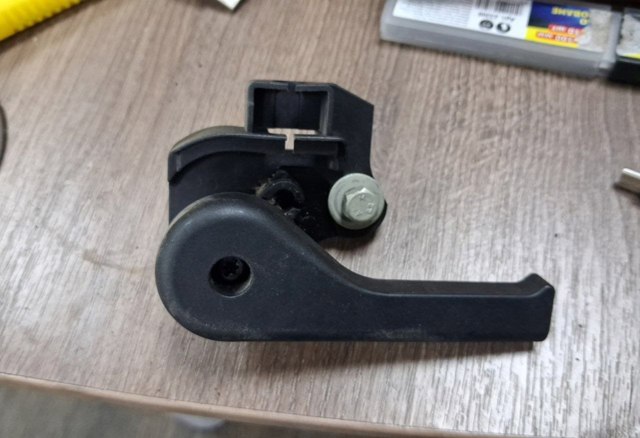LR047572 LAND ROVER Трос открывания капота задний купить в Житомир