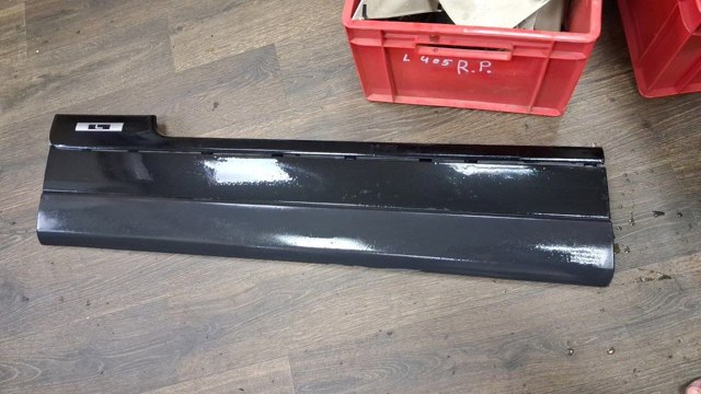 Молдинг передней левой двери, нижний LR048805 LAND ROVER