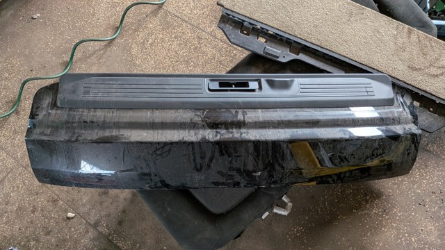Задняя дверь LR049220 LAND ROVER