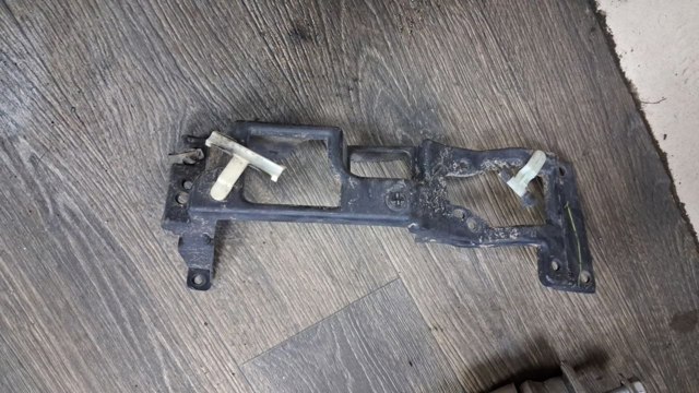 Крепление противотуманки, левой LR050518 LAND ROVER