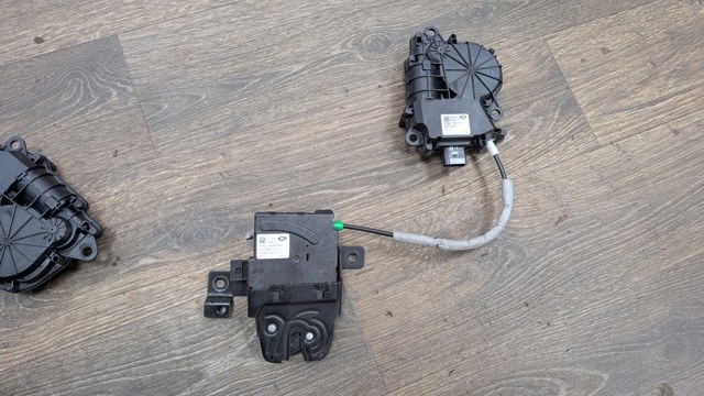 Актуатор замка ляды LR051280 LAND ROVER