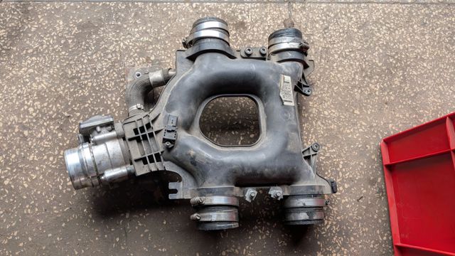 Впускной коллектор LR053244 LAND ROVER