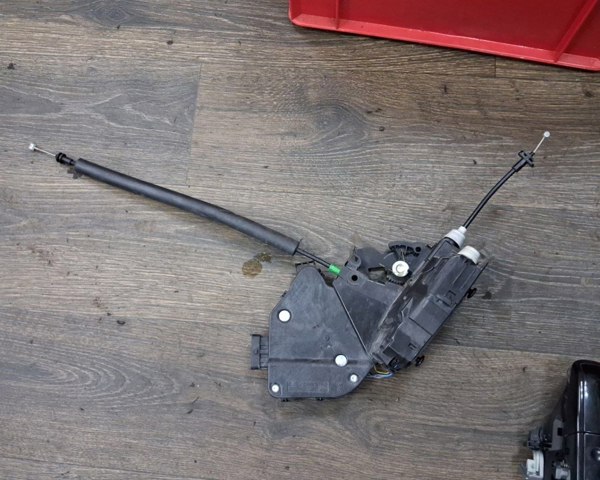 Замок задней левой двери LR053703 LAND ROVER