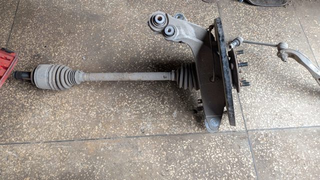 Полуось задняя, правая LR053789 LAND ROVER