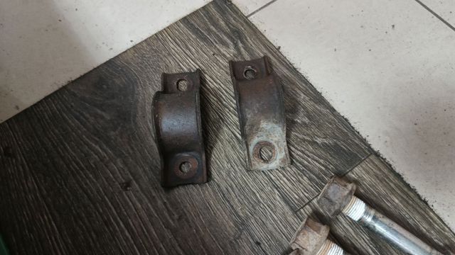 Хомут крепления втулки стабилизатора, переднего MR992319 MITSUBISHI