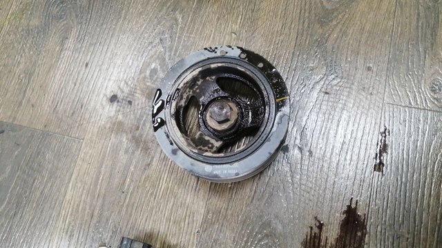 Болт шкива коленвала PE0111406 MAZDA