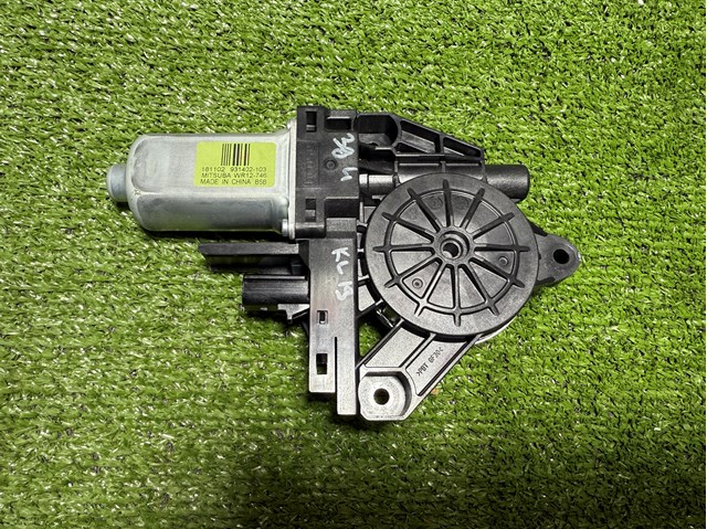 Мотор стеклоподъемника двери задней, левой 931402103 CHRYSLER