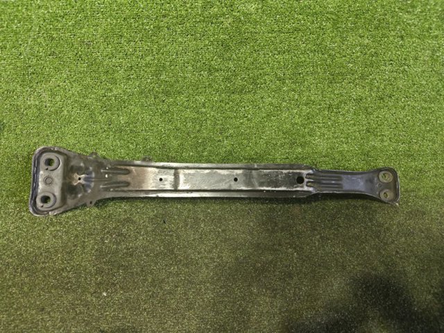 Балка крепления двигателя 112402Y000 NISSAN