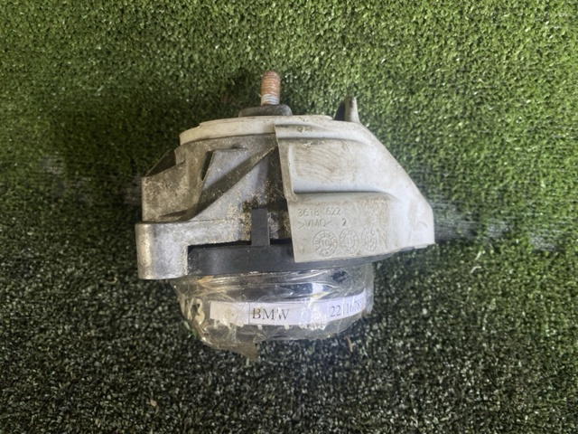 Правая подушка двигателя 22116785712 BMW