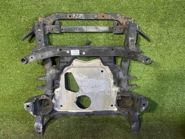 Поперечина передней подвески 31116779357 BMW