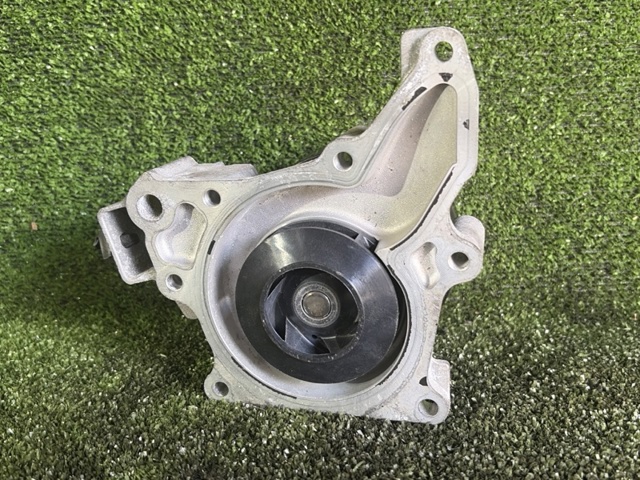 MAZDA SH1815100 Помпа водяная (насос) охлаждения в наличии Винница
