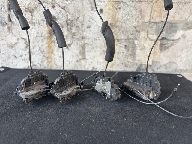 Замок задней правой двери  825028873R RENAULT