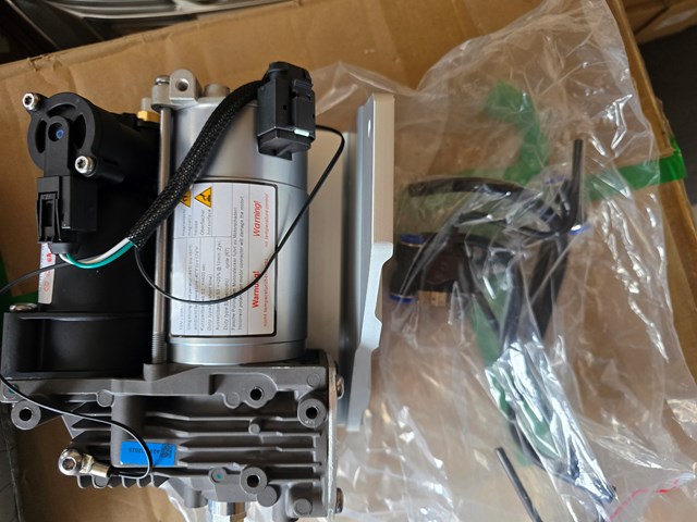 LR061888 LAND ROVER Компрессор пневмоподкачки (амортизаторов) купить в Днепр