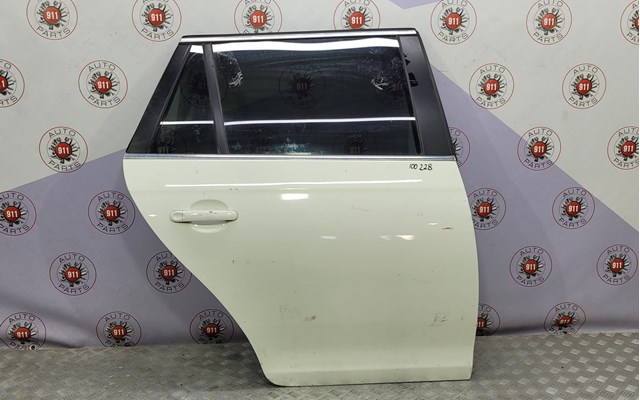 Задняя правая дверь 1K9833056 VAG