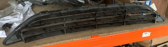 Решетка бампера переднего центральная 622545HK0A NISSAN