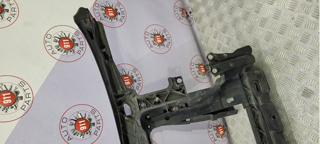 VAG 8P0805588L Рамка радиатора в наличии Николаев
