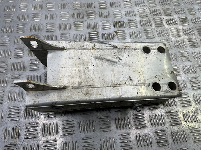 Кронштейн усилителя переднего бампера A2226200195 MERCEDES