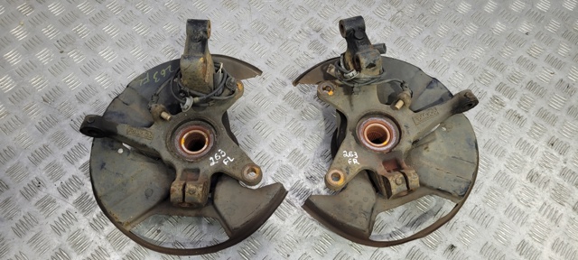 Цапфа (поворотный кулак) передний левый L20633030A MAZDA