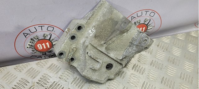 Кронштейн подушки (опоры) двигателя, правой LR024736 LAND ROVER