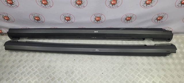 Накладка наружняя (молдинг) порога, правый LR027282 LAND ROVER