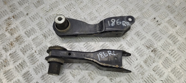 Балансир задний правый LR068166 LAND ROVER