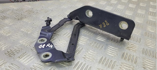 Правая петля капота  LR072435 LAND ROVER