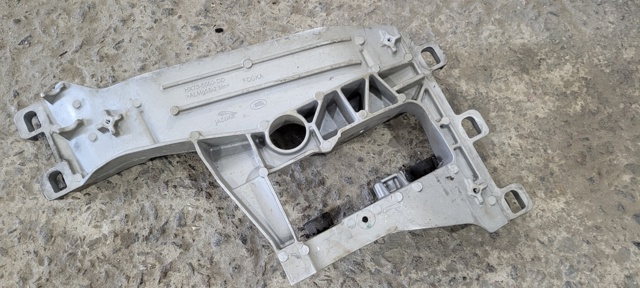 Балка крепления коробки передач LR090491 LAND ROVER