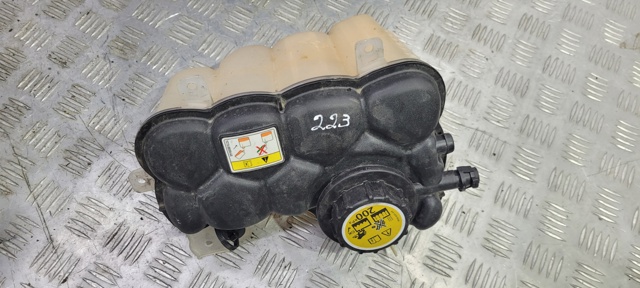 Водяной бачок системы охлаждения LR091767 LAND ROVER
