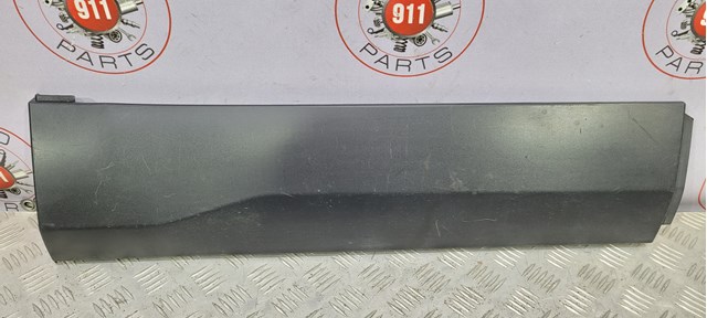 Накладка задней правой двери, нижняя LR116798 LAND ROVER