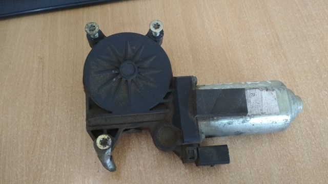 Мотор стеклоподъемника двери передней, правой 1060724 FORD
