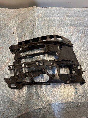 Кронштейн крепления противотуманной фары, правой 51117385346 BMW