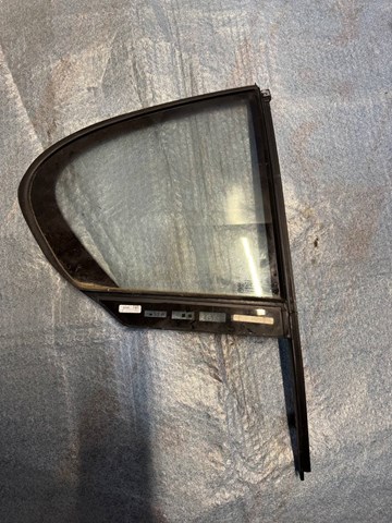 Задняя форточка правая 51357336042 BMW