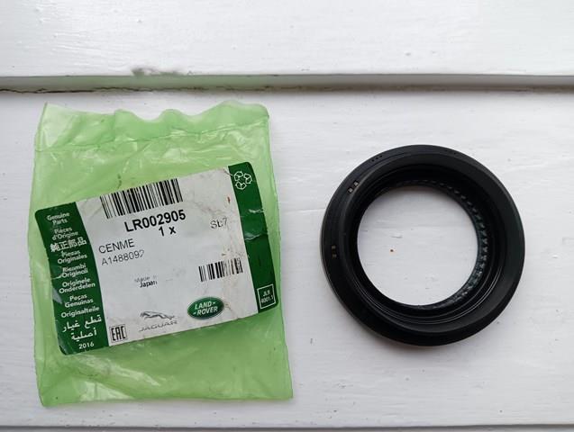 LR002905 LAND ROVER Сальник полуоси переднего моста левой купить в Львов