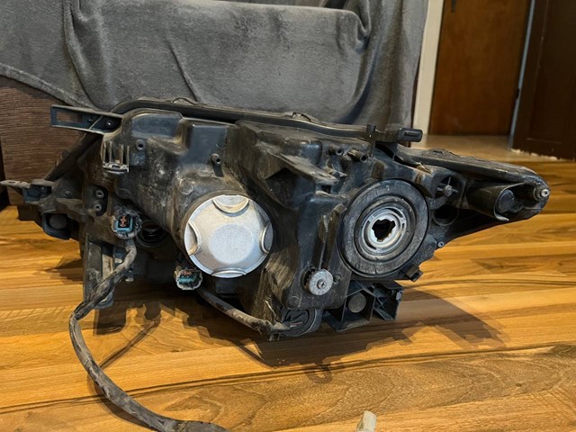 NISSAN 260104BA0A Фара правая в наличии Львов