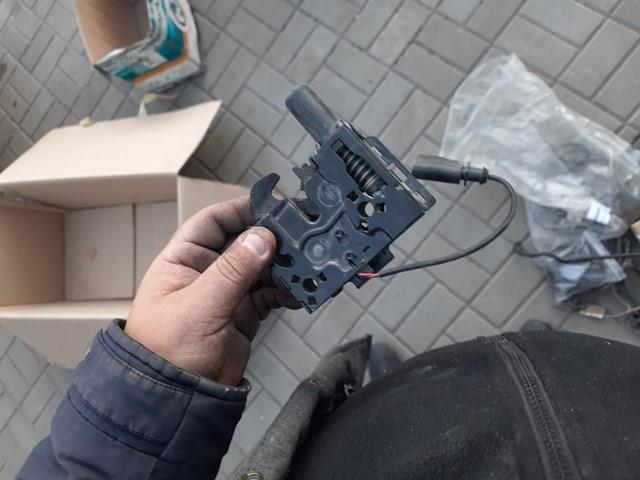 Запор капота (замок и привод замка капота) 654823509 VAG